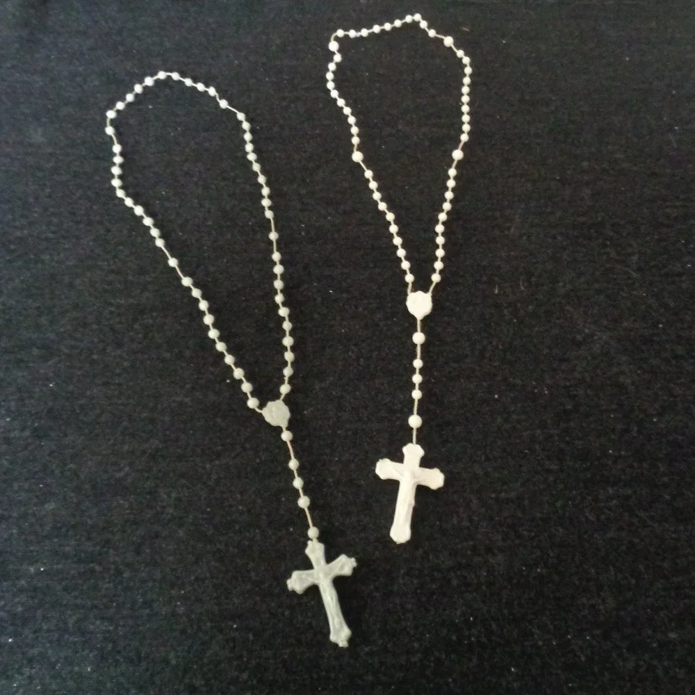 VINTAGE PLASTIC CATHOLIC ROSARYS - Picture 1 of 5